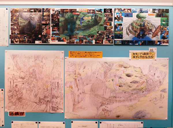 下がパネル制作のために宮崎監督自身が描き起こしたスケッチ画、上が「“天空の城ラピュタ”と空想科学の機械達展」で展示された完成パネルの様子
