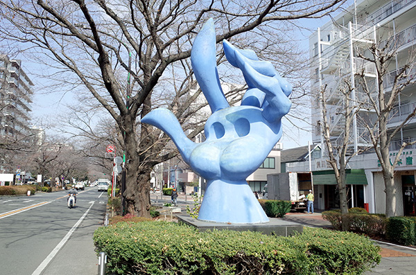 芸術家・岡本太郎による、手をモチーフにした「呼ぶ青い手」。左利きを豊富に揃える菊屋を象徴するかのよう 