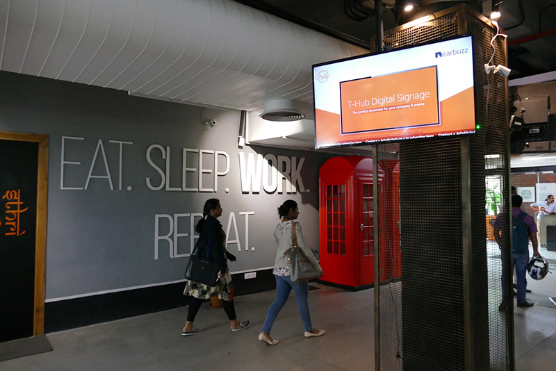 T-HUBの入り口には、「食べて、寝て、働く。以上を繰り返せ」というスローガンが掲げられている。赤い電話ボックスは、スマートフォン通話用の個室だ
