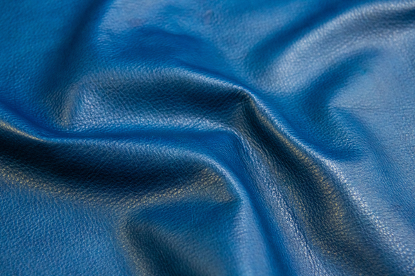 <span style="color: #666699;">藍染の革『AWA AI [阿波藍]』 こちらは均一に染めた藍染革だが、“絞り”を施して独特の模様を出した『SHIBORI AI（絞り藍）』は、2017年秋冬の「東京レザーフェア」においてグランプリを受賞している。</span>