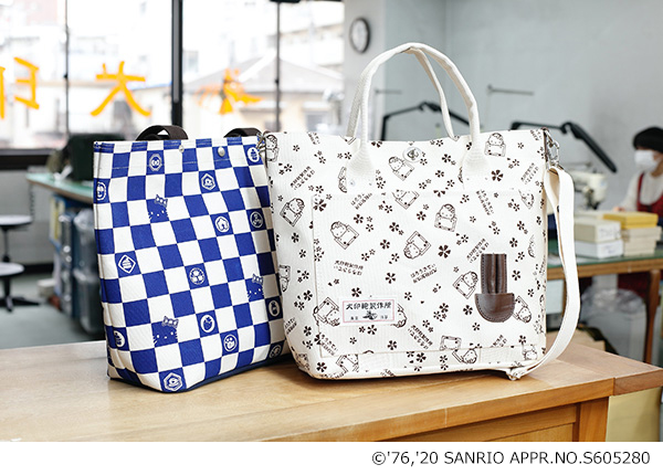 <span style="color: #666699;">「HELLO KITTY」をあしらったトートバッグ。左の市松模様のトートバッグは日本らしいデザインで、海外からの観光客にも人気が出そうだ</span>