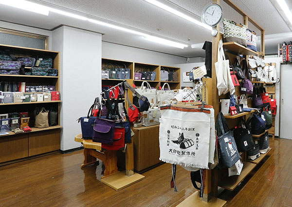 <span style="color: #666699;">東京・浅草にある犬印鞄製作所の工房兼店舗で制作・販売されている製品</span>