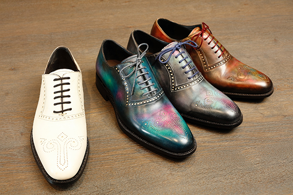 <span style="color: #666699;">革靴は受注染色で製作。ヌメ革で形をつくったもの（一番左）に染色を施して完成となる</span>