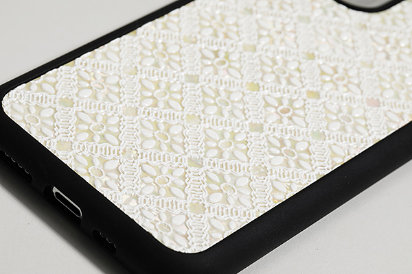 <span style="color: #666699;">日本の伝統文様「花菱」をモチーフにしたホワイトレースシリーズのスマホケース。積層樹脂の凸凹は触感もおもしろい</span>