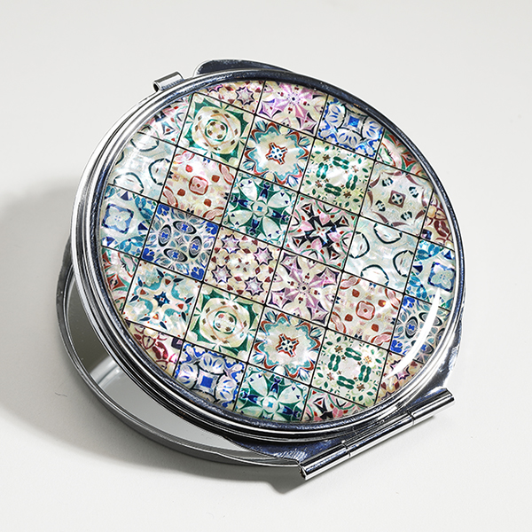 <span style="color: #666699;">「あわび」を使ったコンパクトミラー</span>