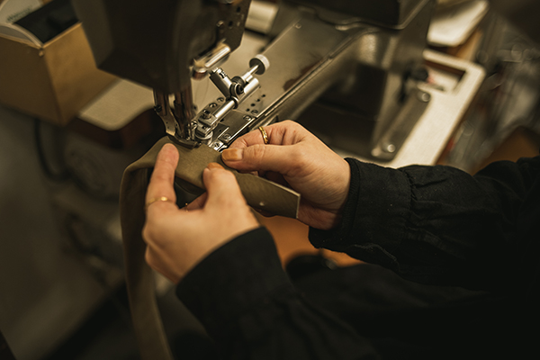 <span style="color: #666699;">工房も併設されており、店頭では細かなオーダーメイドにも応えてくれる</span>