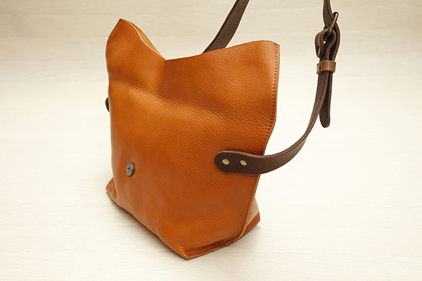 <span style="color: #666699;">ベルトをバッグ前面に留め付けることで、背負った際に自然と身体にフィットするようになっている</span>