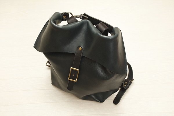 <span style="color: #666699;">留め金付きのベルトを後ろで繋げてクローズ完了</span>