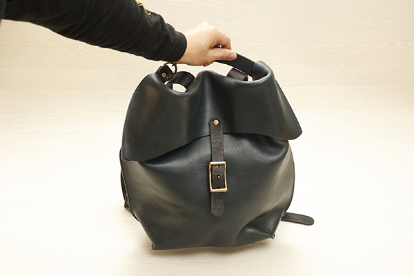 <span style="color: #666699;">留め金付きベルトはそのままハンドルになるので、手持ちバッグとしても使い勝手が良いのだ</span>