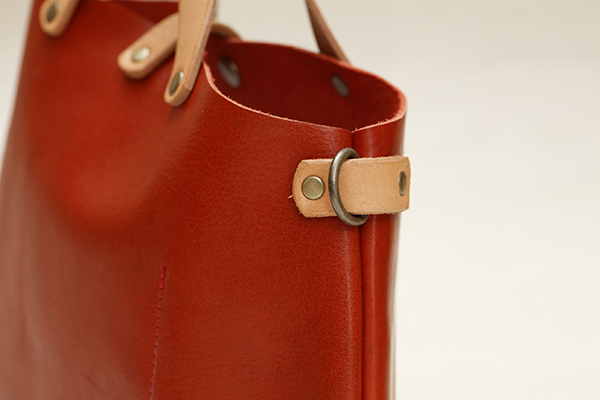 <span style="color: #666699;">サイドにはショルダーベルト用の留め金が付いており2wayで使用できる。ショルダーベルトとセットで購入することもできるし、バッグの雰囲気に合ったベルト選びをするのもまた楽しい</span>