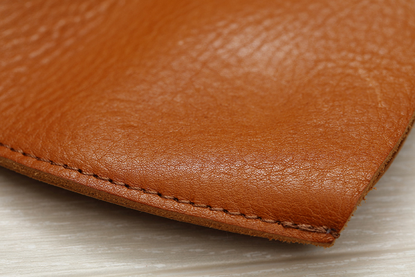 バッグ本体には発色の鮮やかな「姫路レザー」、ベルト部分には深みのある経年変化が楽しめる「栃木レザー」を使用。天然革を使用しているので、バッグごとに異なるシボや風合いが楽しめるのもORZOのバッグの魅力 