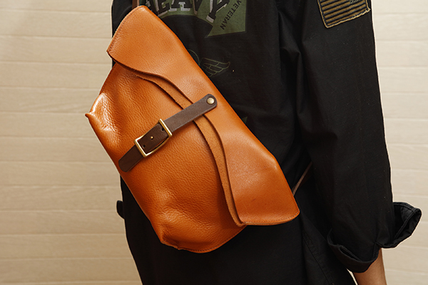 <span style="color: #666699;">曲面デザインと柔らかな革の仕上がりで、背負った時にピッタリと身体にフィット。口の部分が織りなす二重のラインが柔らかなフォルムを引き詰める絶妙のアクセントに</span>