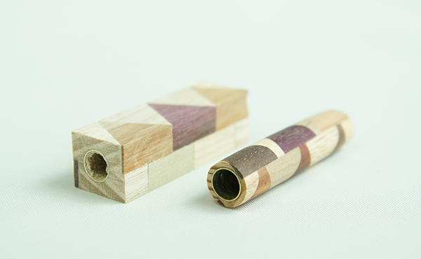 <span style="color: #666699;">木片ブロックを組み合わせて圧着した素材。木軸ペンはこれを手に馴染む円柱形に丁寧に削りながら仕上げていく</span>