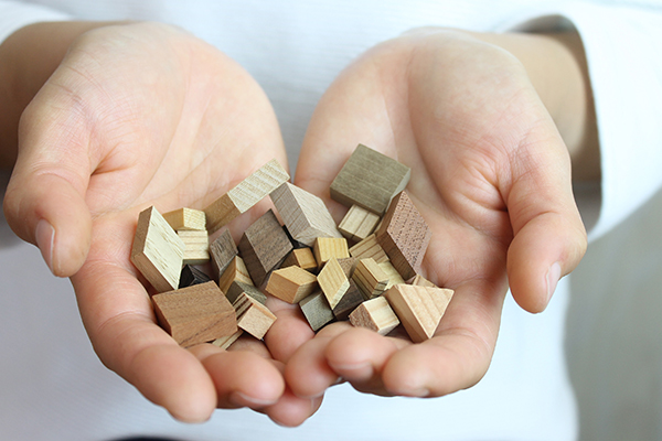 <span style="color: #666699;">寄木細工に使う木材を切り出したもの。各ブロックは1/100ミリ単位の精密なカットが施されている</span>