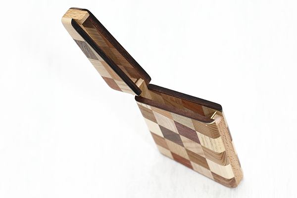 <span style="color: #666699;">精度の高い作りと中村氏自らの手仕上げによるフォルムの美しさが魅力の名刺入れ。パチンと気持ち良くハマるロック部分や真鍮の釘で組んだヒンジなど、細部の精度の高さが気持ちの良い使い心地を生み出している</span>