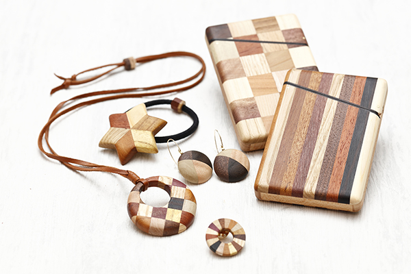 <span style="color: #666699;">文房具からアクセサリーまで多種多彩なアイテムが揃っている白谷工房。木のぬくもりと手仕事の丁寧さが伝わってくる自信作揃いだ</span> 