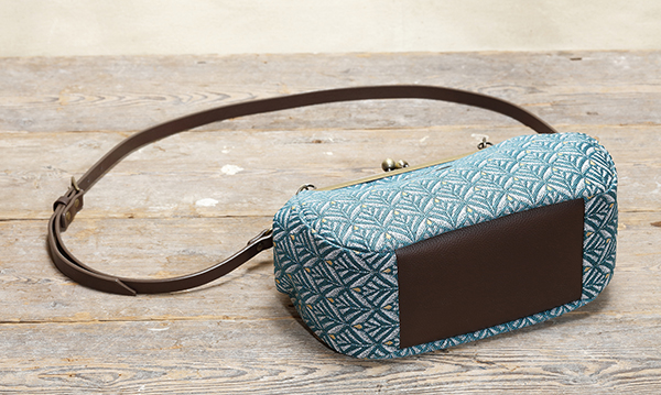 <span style="color: #666699;">底面はPUレザー。これが機能・デザイン両面で効いている</span>