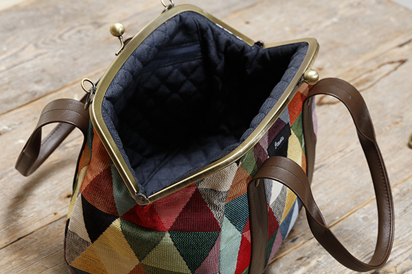 ぽってりタイプのマチは12cmと通常のショルダーより2cm広く、さらに大容量