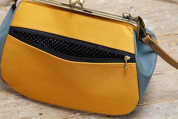 <span style="color: #666699;">ポケットの内側には水玉模様の生地が</span>