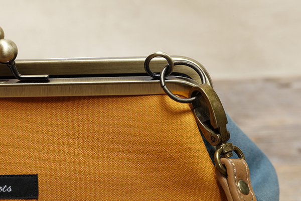 pavotsのがま口バッグは“ショルダーカンは外側“が標準。小さな工夫が、安心＆安全な街歩きをサポートする