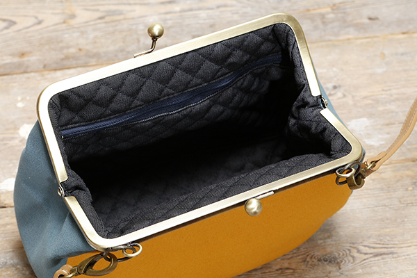 <span style="color: #666699;">クッション性のあるキルティングで中身を保護。この厚みには、口金の安定感を出す効果も</span>