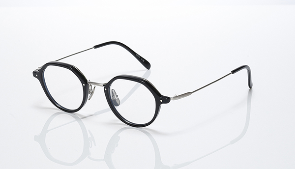 <span style="color: #666699;">「CECIL」（カラーナンバー：#1W black/silver）</span>