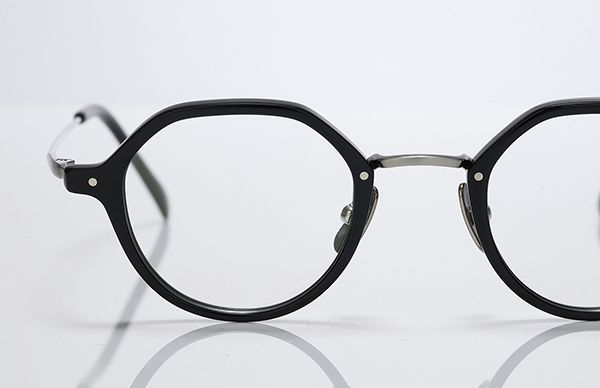 <span style="color: #666699;">凹凸のないカシメで印象的でありながらスッキリとしたデザインに</span>