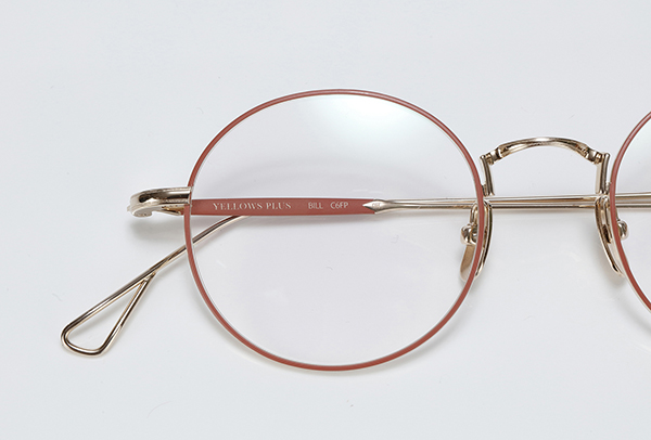 <span style="color: #666699;">光沢のあるゴールドとマットなピンクという質感のコントラストが、優美にかける人をドレスアップしてくれる</span>