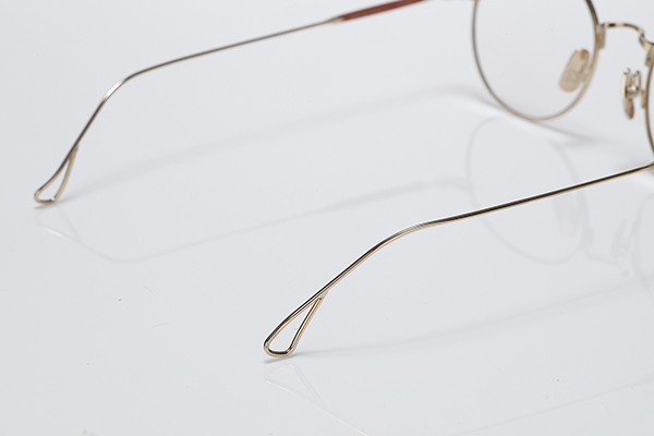 <span style="color: #666699;">ツルの部分はチタン仕上げのクラシックな形状 </span>