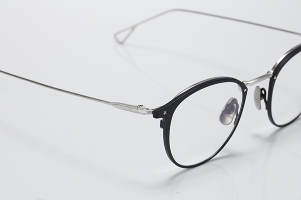 <span style="color: #666699;">質感の違う金属とクラシックなディティールが魅力</span>