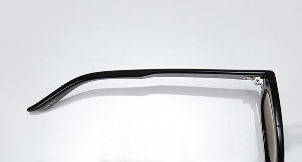 <span style="color: #666699;">フレームの厚みは全体の重心を考えて設計されている</span> 