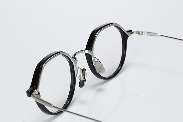 <span style="color: #666699;">裏側にはシルバーのチタンフレームがもう一本</span>