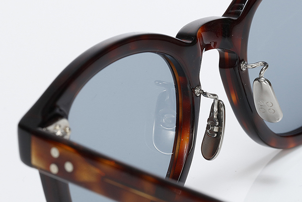 <span style="color: #666699;">サングラス「LEON」の鼻パット。一般的なねじ止めと比べるとどこかクラシカルな雰囲気が漂う</span>