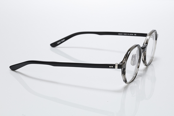 <span style="color: #666699;">金属のアクセントを加えた丁番部分に注目！ キレイに面が揃った仕上げは職人技だ</span> 