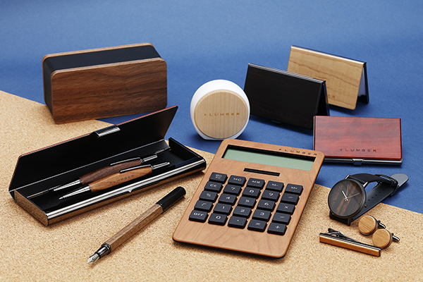<span style="color: #666699;">モバイルスピーカー「MOBILE SPEAKER」、ペンケース「PEN CASE」、カードケース「CARD CASE」、銘木をプラスした木製ボールペン「TRIANGLE BODY BALLPOINT PEN」、銘木をプラスした木製シャープペンシル「TRIANGLE BODY MECHANICAL PENCIL」、銘木をプラスした木製万年筆「FOUNTAIN PEN HEXAGON」、メジャー「MEASURE 3.5M」、大判ソーラー電卓「SOLAR POWERED CALCULATOR - WIDE 2」、銘木をプラスした腕時計「WATCH 1100」、ネクタイピン「TIE PINS」、カフリンクス「CUFF LINKS」</span>