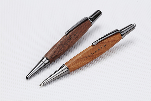 <span style="color: #666699;">三角形の軸は「名入れ」がしやすく、プレゼントやノベルティ需要にもピッタリ </span>