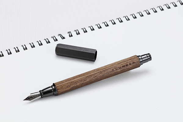 <span style="color: #666699;">こちらは万年筆タイプの「FOUNTAIN PEN HEXAGON」。品格のあるデザインはまさに大人の筆記具という印象</span>