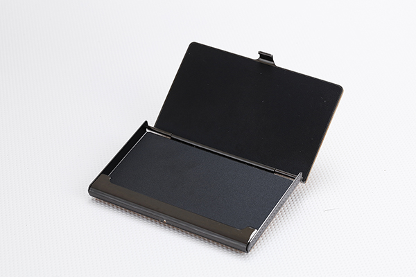 <span style="color: #666699;">ケース内部はフラットブラックで処理され、デザインを引き締めている</span>