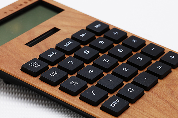 <span style="color: #666699;">時間や環境と共に伸縮し、扱いによっては反ったり、割れたり、欠けたりしてしまう木材に細かい加工を施すのは高等技術だ</span>