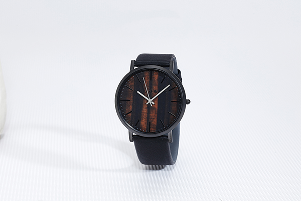 <span style="color: #666699;">こちらの腕時計は、文字盤に薄いシート状の木材を貼り合わせて仕上げたもの</span>