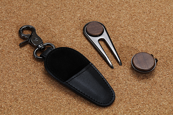 <span style="color: #666699;">ゴルフ用品の「グリーンフォーク」と「グリーンマーカー」。実はペンケースなどより、こちらの方が売れているのだとか</span> 