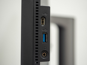 本体右側面には、USB Type-C×1（ダウンストリーム）、USB3.1（ダウンストリーム）、ヘッドフォン端子が搭載されている