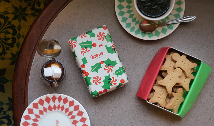 しっかりした厚さに焼きあげたスパイス風味のジンジャーブレッド型クッキー「タイヨウノカンカン　mini　ジンジャーマン」980円（税込）はクリスマス限定品。「ちょっとしたギフトにもなるシーズンイベント限定のmini缶はわかりやすいモチーフとカラーが喜ばれています」（藤原さん）