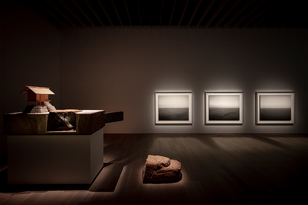「杉本博司　瑠璃の浄土」展示風景 © Hiroshi Sugimoto 撮影：小野祐次