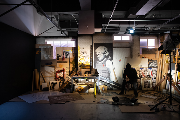 バンクシーのアトリエを再現したインスタレーション「アーティスト・スタジオ」