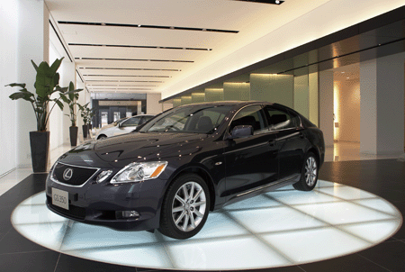 細やかなサービスでユーザーを迎えるレクサスのショールーム