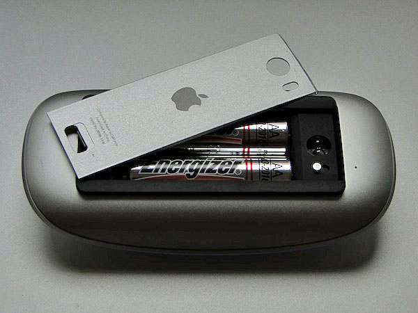 （図1）電源は単三電池×２本で底面の金属カバーの中がバッテリーケースとなっている。黒いパーツは滑りの良い樹脂製で、カバーを閉めるとちょうどソリのような２本のレールだけが露出する