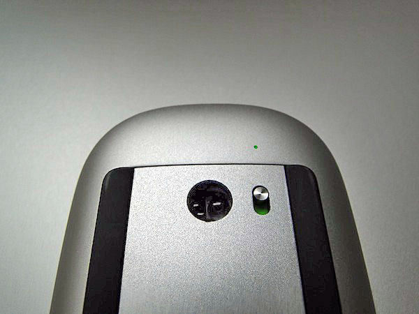 （図2）電源スイッチは発光・受光部の脇にあり、スイッチをオンにするとその上方のインジケーターランプが緑色に光る。また、電源オンでも不使用状態が続くと自動的に低消費電力モードに移行する