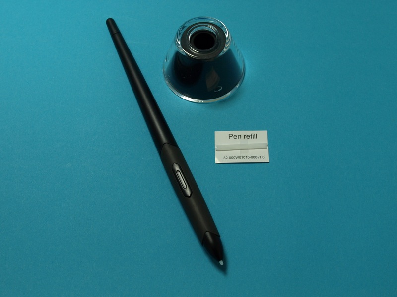 専用ペンだけでなくスタンドや替え芯などのアクセサリーも同梱