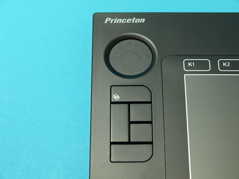 左右に配置されたエクスプレスキーと円形のタッチパッド